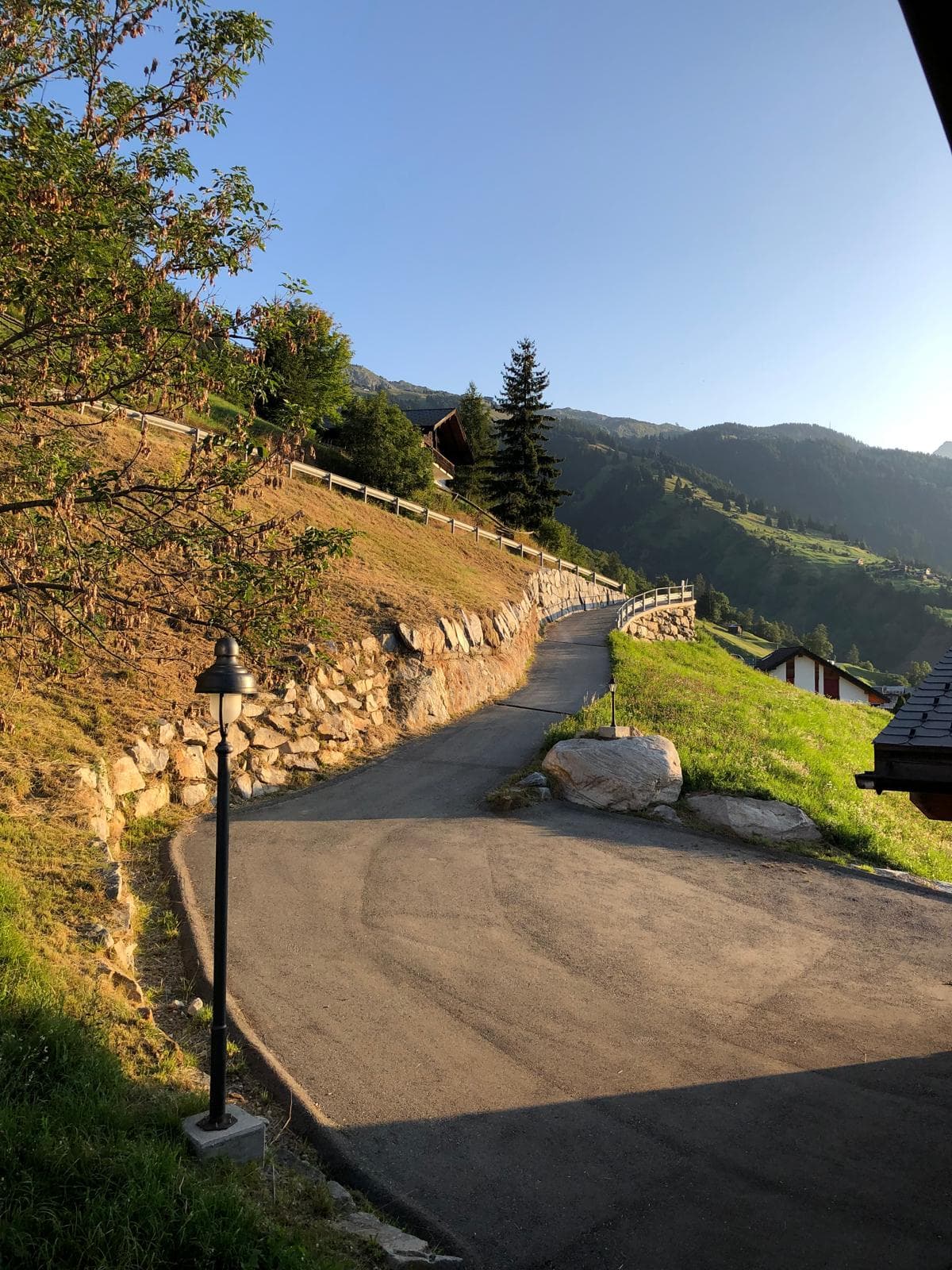 Sommerabend im Dorf
