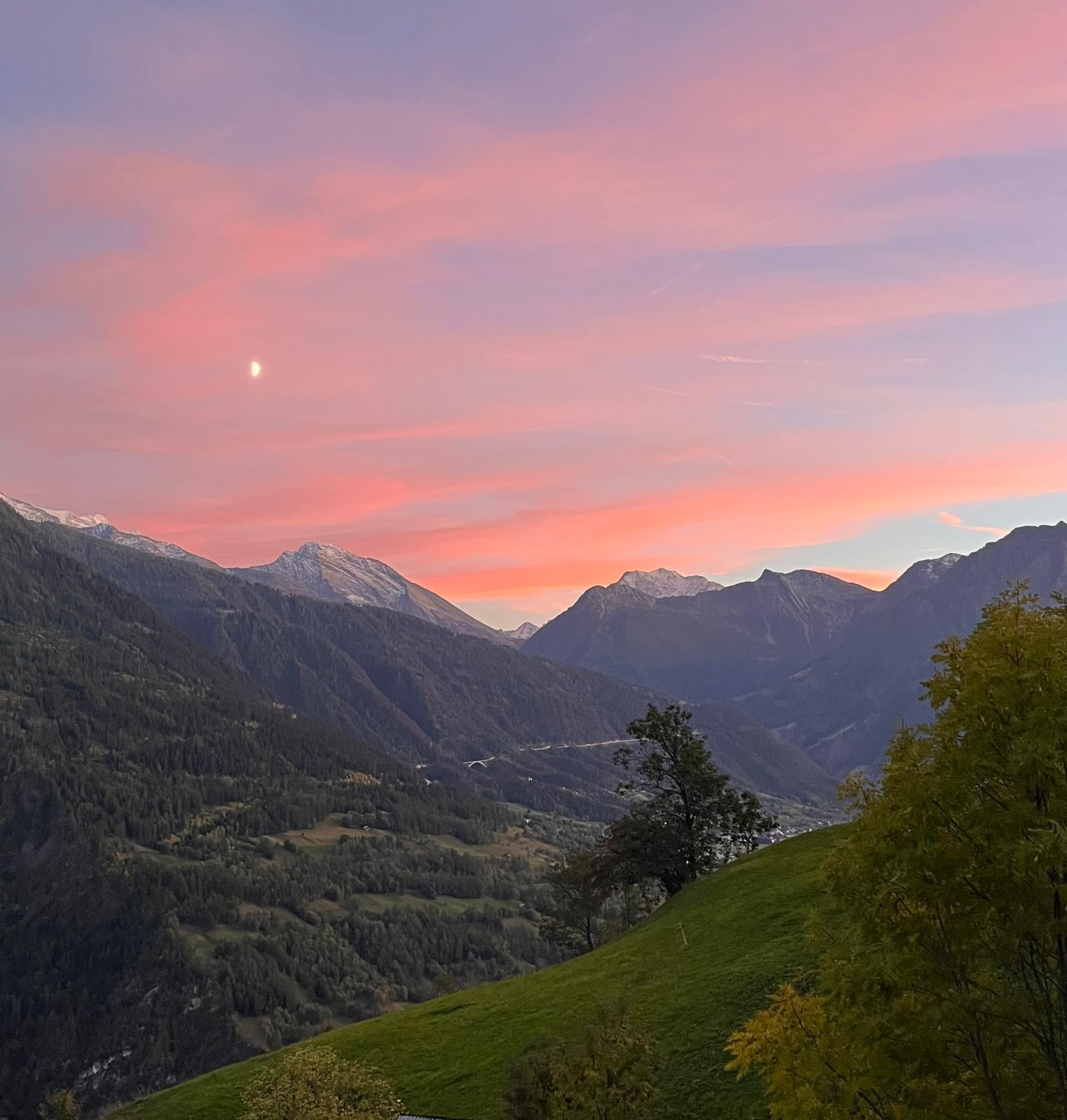 Gipfelglanz – Alpenabendrot über dem Rhonetal